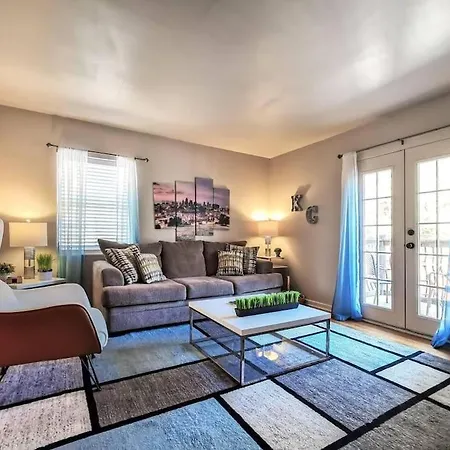 Villa M 11-3W Modern Private Balcony-Parking-Walk To Plaza Westport